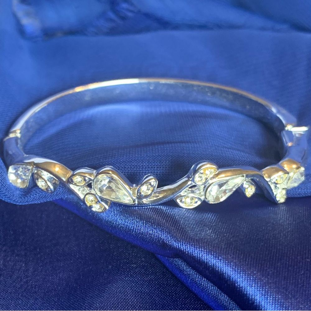 𝐕𝐢𝐧𝐭𝐚𝐠𝐞 Sliver Colored Rhinestone Vine Bracelet Latch Closure